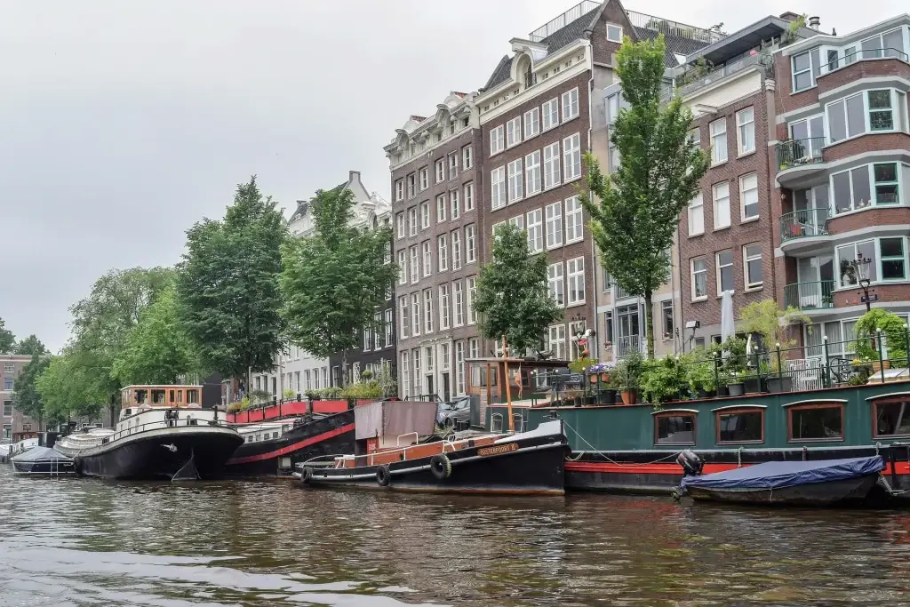 Realistische sfeerfoto van het centrum van Drachten, zonder tekst in beeld.