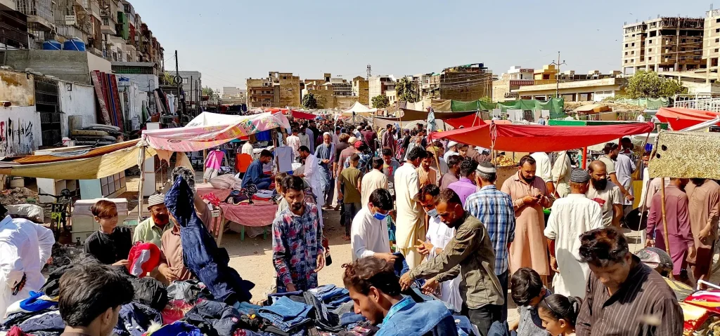 Praktische informatie over de openingstijden van de weekmarkt in Drachten, met een gezellige sfeer en verse producten in het centrum.
