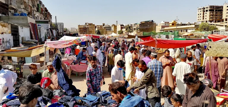 Praktische informatie over de openingstijden van de weekmarkt in Drachten, met een gezellige sfeer en verse producten in het centrum.