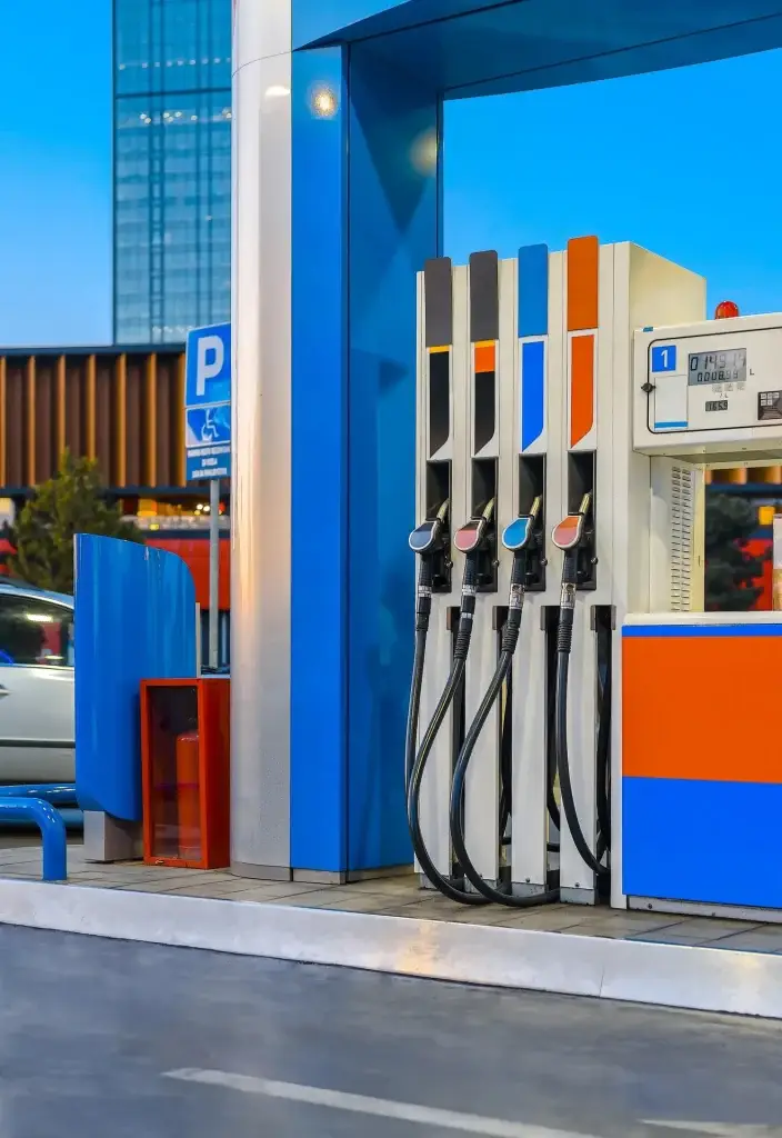 Realistische foto van een tankstation in Drachten met auto’s, pompen en een moderne omgeving.