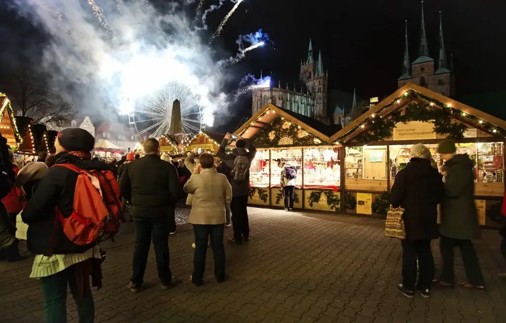 Realistische kerstsfeer in Drachten, passend bij feestelijke openingstijden, zonder tekst in beeld.