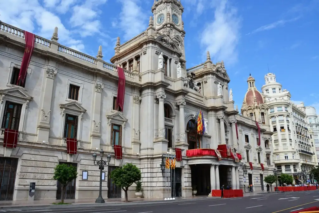 Een realistische foto van het gemeentehuis in Drachten met een nette ingang en een rustige, openbare sfeer.