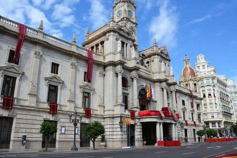 Een realistische foto van het gemeentehuis in Drachten met een nette ingang en een rustige, openbare sfeer.